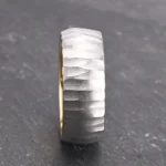 Silver Hammered Tungsten Ring with Gold Interior (8mm) - 图片 4