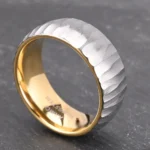 Silver Hammered Tungsten Ring with Gold Interior (8mm) - 图片 2
