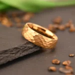 18K Gold Plated Hammered Tungsten Ring - 图片 4